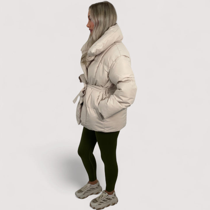 Elora™ | Kratka prošivena jakna s torbicom na pojasu