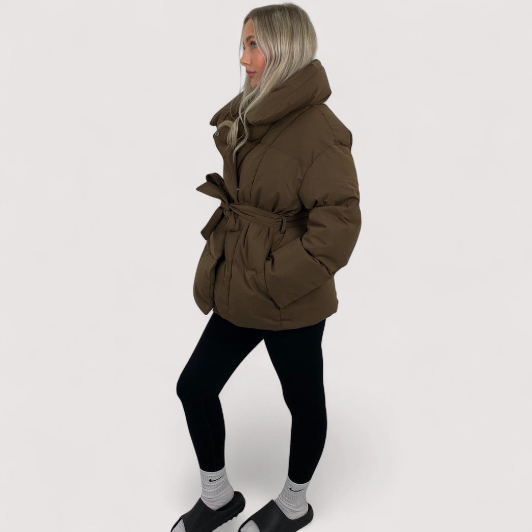 Elora™ | Kratka prošivena jakna s torbicom na pojasu