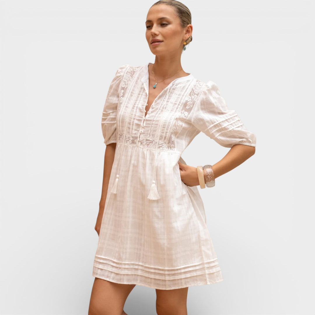 Lana – Bijela Mini Haljina s Čipkastim Detaljima