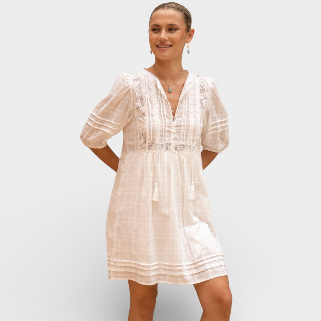 Lana – Bijela Mini Haljina s Čipkastim Detaljima
