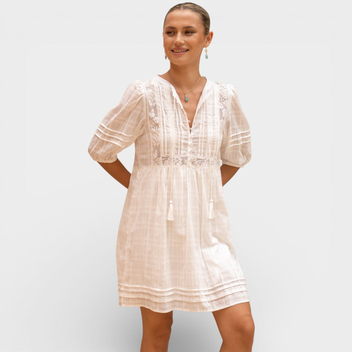 Lana – Bijela Mini Haljina s Čipkastim Detaljima